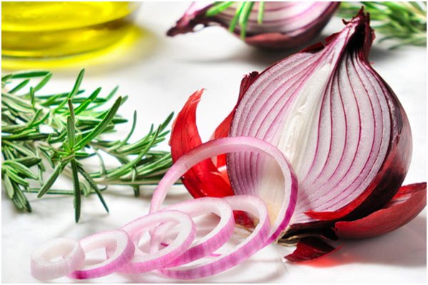 Natural ways to treat hair loss with Onions