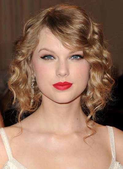 Taylor Swift’s Curly up-do