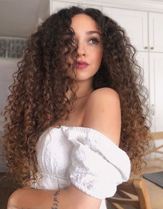 Adorable Long Curly Hairstyles & Cuts for Ladies