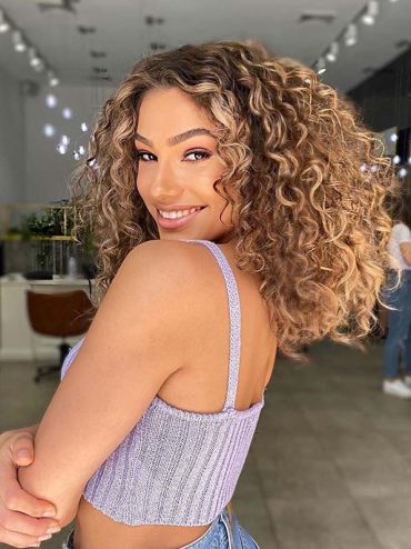 Fashionable Curls for Girls to Get Bold Look in 2020