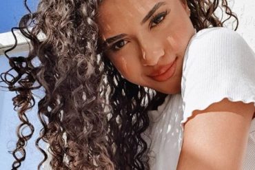 2021 Curly Hair & Fashionable Look for Girls