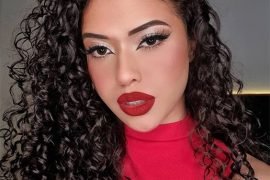 Lovely Curly Hair and Makeup Style In 2021