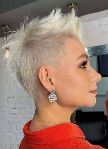 Gorgeous Pixie Haircut Styles with Blonde Shades
